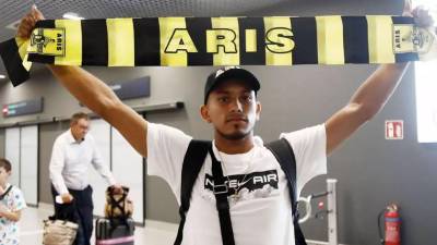 Edwin Rodríguez posando con una bufanda del Aris Salónica.