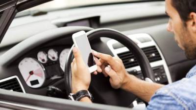 Más de uno de cada cuatro accidentes de automóvil son causados por el uso del teléfono celular, según el Consejo Nacional de Seguridad de EE. UU.