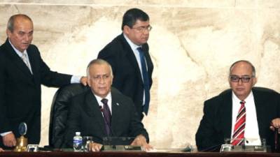 Tomas Zambrano, secretario; Mauricio Oliva, presidente, y Denis Castro, vicepresidente, al presidir la sesión tras rendir juramento ante el secretario de Gobernación y Justicia, Leonel Ayala.