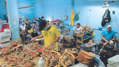 Pequeños productores de calzado trabajan en diferentes puntos de la ciudad.