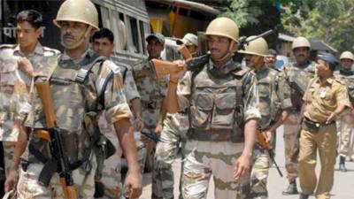 Los soldados recorren la zona en busca de más indicios.