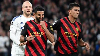 Riyad Mahrez se lamenta tras fallar un penal contra el Copenhague.