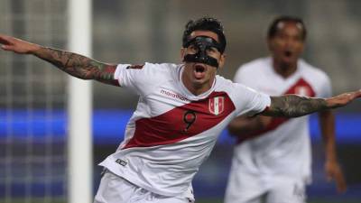 Gianluca Lapadula abrió el camino de la victoria de Perú sobre Bolivia.