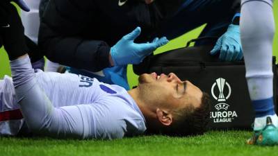 Sergiño Dest cayó lesionado en el duelo de la Europa League ante el Galatasaray.