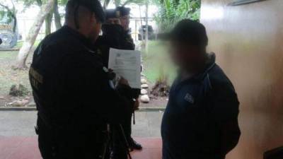 Efectivos de la Policía de Guatemala leen sus derechos al Peluche.