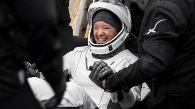 Una cápsula Dragon de la compañía SpaceX trajo este lunes de regreso a la Tierra a los cuatro astronautas de la misión espacial Crew-2.