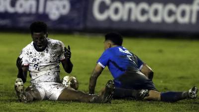 Ronald Gómez de El Salvador le cometió esta falta al estadounidense Yunus Musah y fue expulsado. Por cierto, así de enlodada estaba la cancha del Cuscatlán.