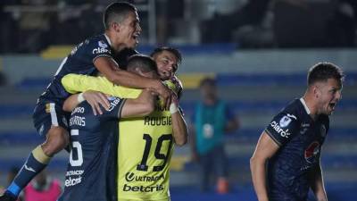 Jugadores del Motagua celebrando la victoria en penales contra el Tauro FC en la Liga Concacaf.