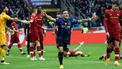 Lautaro Martínez celebrando su gol en el triunfo del Inter contra la Roma.