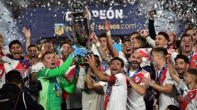 Jugadores de River Plate alzando el trofeo de campeones del fútbol argentino.