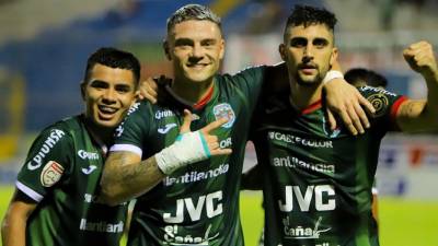 El festejo de Lucas Campana con sus compañeros tras marcar el primer gol de Marathón en este Torneo Clausura 2022 y que servió para vencer al Platense.