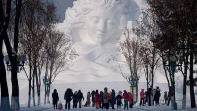 Los amantes del festival atribuyen la escasez de nieve al cambio climático y se encuentran alarmados debido a las altas temperaturas.