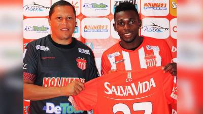 Carlos ‘Muma‘ Fernández no podrá jugar con el Vida por el reglamento de la FIFA.