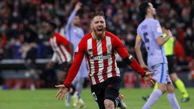 Iker Muniain celebrando su gol de penal para el 3-2 del Athletic Club de Bilbao ante el Barcelona.