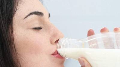 La mujer debe consumir alimentos que contengan vitamina D.