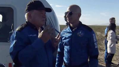 Jeff Bezos saludando al actor canadiense William Shatner.