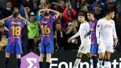 Jordi Alba y Pedri se lamentan tras una ocasión fallada por Ferran Torres en el duelo ante Napoli en el Camp Nou por la Europa League.