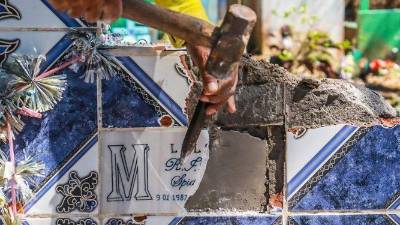 El Gobierno de Bukele ordenó destruir las tumbas que contengan símbolos de las pandillas.