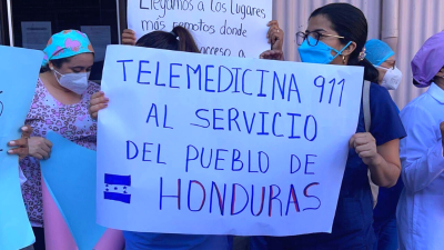 Los galenos protestan frente a Finanzas. Cortesía Hoy Mismo.