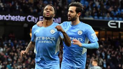 Raheem Sterling y Bernardo Silva celebrando uno de los goles del delantero inglés ante el Leicester.