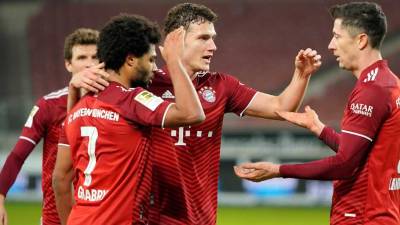 Robert Lewandowski celebra uno de sus goles ante Stuttgart con Serge Gnabry y Benjamin Pavard.