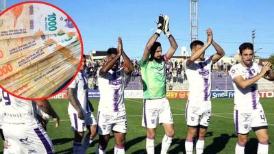 El club Villa Dálmine, del ascenso argentino, saludando previo a un encuentro.