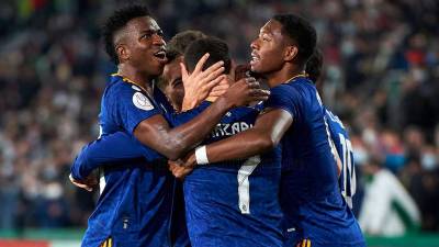 Eden Hazard es felicitado por sus compañeros tras marcar el gol de la victoria del Real Madrid ante Elche.