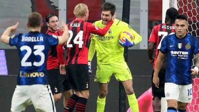 El portero rumano del AC Milan, Ciprian Tatarusanu, le detuvo el penal a Lautaro Martínez y lo celebró con sus compañeros.