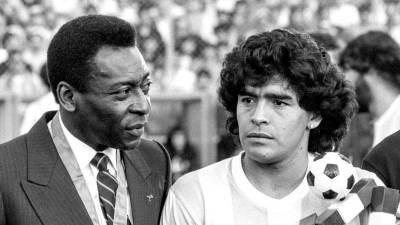 Un joven Maradona junto a Pelé, ya leyenda mundial, en la década de los ochenta.