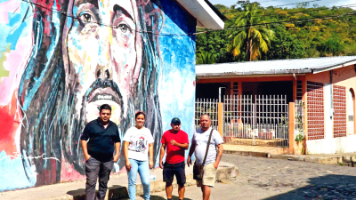 Cristhian Fajardo, Karen Irías, Yorbin Fernández y Ramón Rivera posan frente a un mural alusivo a Jesucristo.