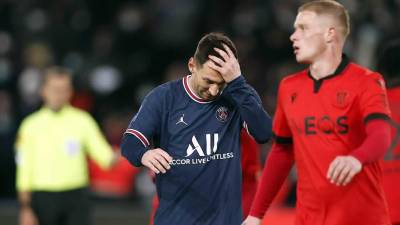 Lionel Messi se lamenta tras una ocasión fallada del PSG ante el Niza.