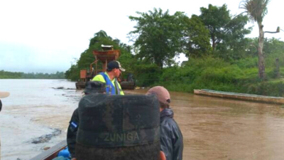Autoridades realizando inspecciones en la zona.