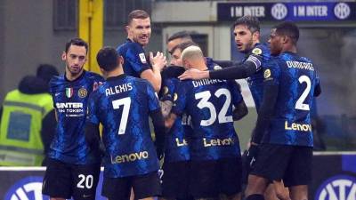 Los jugadores del Inter de Milán festejando el gol de Stefano Sensi que les dio la clasificación a cuartos de final de la Copa Italia.