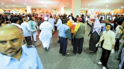 BAH7846 MANAMA (BAHRÉIN) 17/2/2011.- Ambulancias trasladan a los manifestantes heridos al Centro Médico Salmaniya, después de que la policía de Bahréin cargara contra miles de manifestantes, en la plaza Lulu, en Manama, Bahréin, hoy, jueves 17 de febrero de 2011. Al menos cuatro personas murieron hoy, jueves, 17 de febrero de 2011, y más de cien resultaron heridas cuando la Policía y el Ejército de Bahréin cargaron contra varios miles de manifestantes que pedían en el centro de Manama reformas políticas y mejoras económicas. EFE/Mazen Mahdi