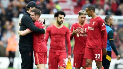 Liverpool quedó subcampeón de la Premier League. Jürgen Klopp consolando a sus jugadores tras el pitazo final del partido contra el Wolverhampton.