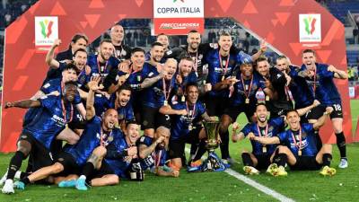 Los jugadores del Inter posando con el trofeo de campeones de la Copa Italia 2021-2022.