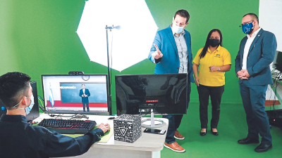 Ayer, Ryan Vasso, representante de la Universidad Estatal de Boise, conoció la formación en UTH.