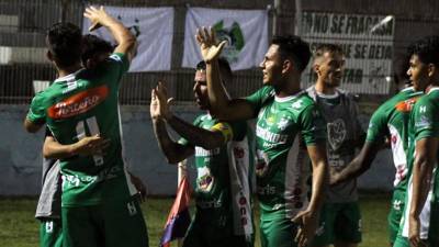 Jugadores del Platense celebrando el gol de André Orellana contra el Victoria.