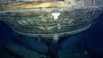 Imagen de la popa del barco hundido con el nombre y el emblema de la estrella polar.