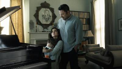 Fotografía cedida por Amazon Prime Video de Ben Affleck y Ana de Armas en “Aguas profundas”.