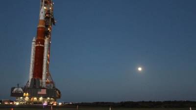 Fotografía cedida por la Oficina de Turismo de la Costa Espacial de Florida donde se aprecia el Artemis I.