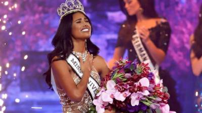 Michelle Marie Colón Ramírez celebra su coronación como Miss Universo Puerto Rico 2021.