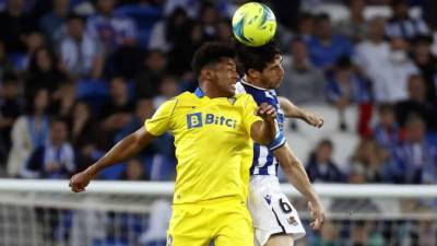 Antony ‘Choco‘ Lozano saltando por el balón con Aritz Elustondo, defensa de la Real Sociedad.