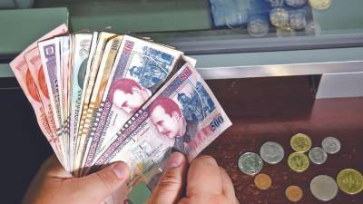 Billetes de quinientos, cien, veinte, cinco, dos y un lempiras.