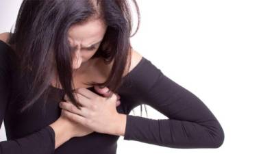 El paro cardiaco es provocado por ritmos cardiacos anómalos.