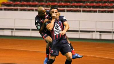 Bryan Félix, que debutó en la jornada pasada, tuvo que pasar por el clásico corte de pelo. En la imagen, el hondureño celebra con Dorian Rodríguez el tanto del 3-0 ante Guanacasteca.