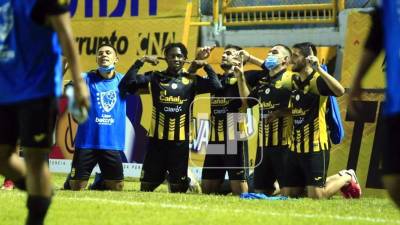 Ramiro Rocca y sus compañeros festejan el gol que le dio la victoria al Real España ante Platense.