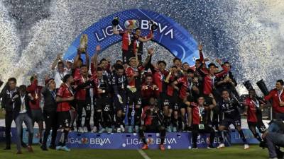 Los jugadores del Atlas celebrando con los trofeos de campeones tras superar al Pachuca.