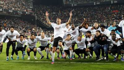 Los jugadores del Valencia celebran el pase del equipo valencianista a la final de la Copa del Rey tras eliminar al Athletic Club de Bilbao.