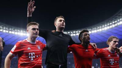 Manuel Neuer volvió a la portería del Bayern Múnich y celebró la victoria sobre el Hertha de Berlín.